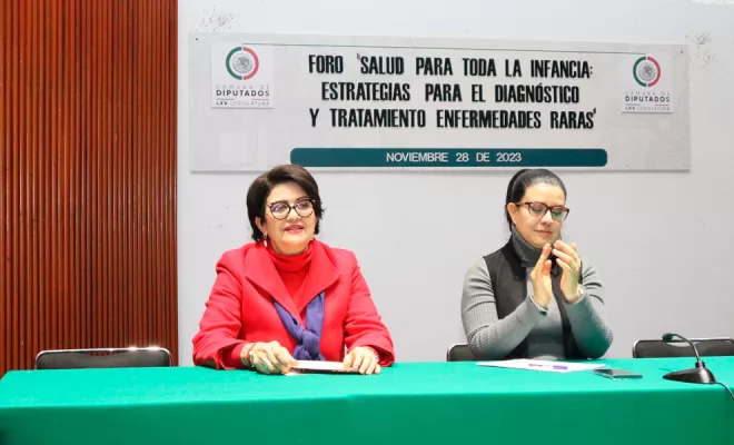 Magda Núñez acudió al diálogo sobre enfermedades raras y tratamientos