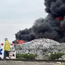 Fuerte incendio en recicladora de plástico en Valle de Chalco, Edomex