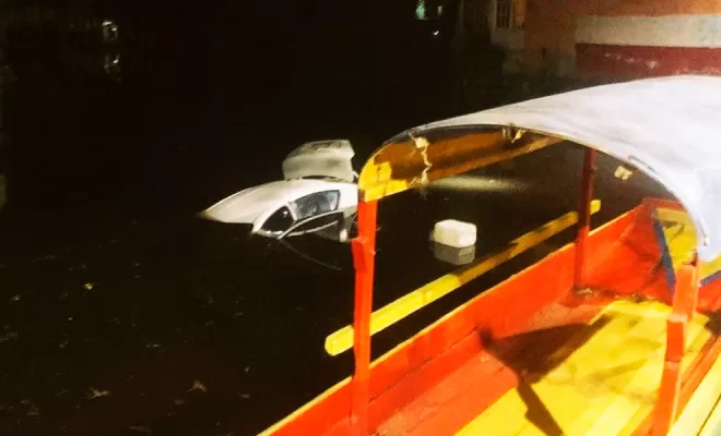 Auto que cayó en canal de Xochimilco es recuperado sin pérdidas humanas